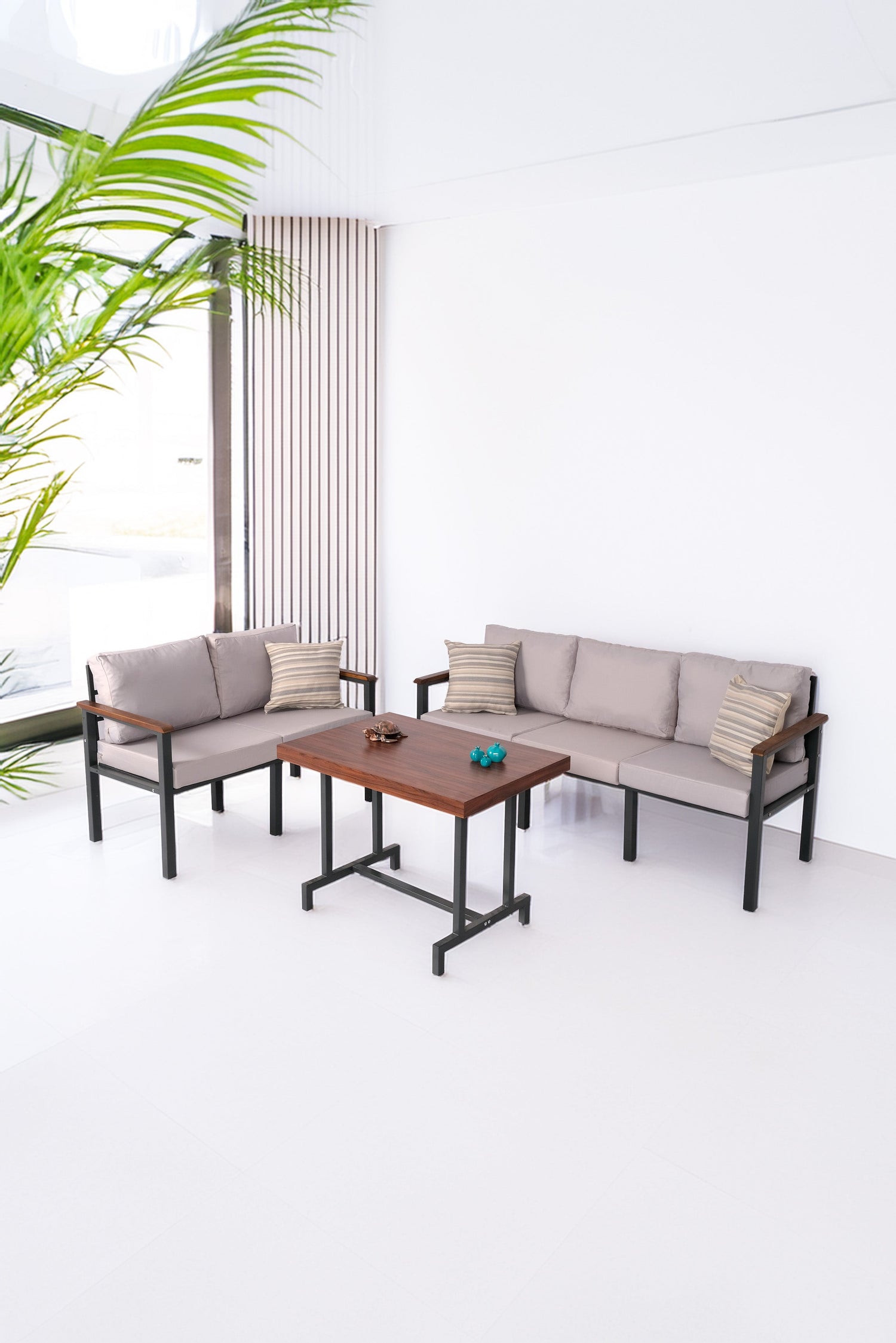 Kare Model Antrasit Metal ve Gri Minderler